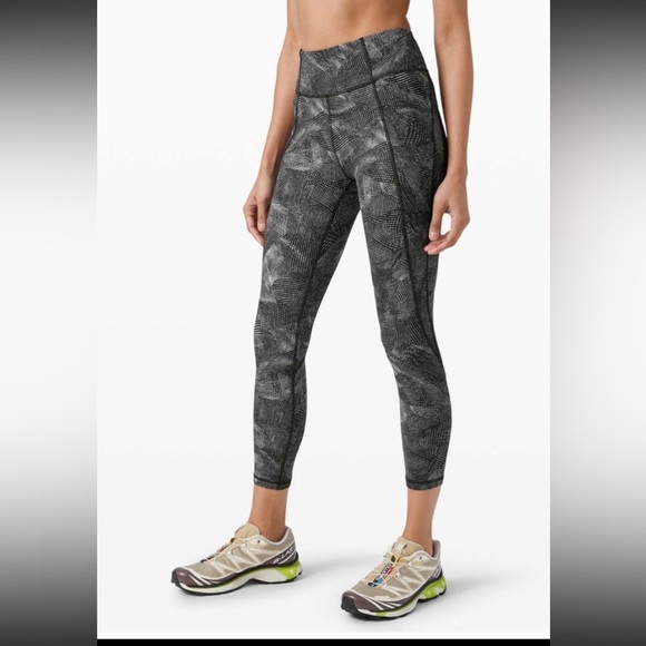 lululemon athletica Pants - Lululemon Time To Sweat Crop 23" Velocity Mesh Island Mist Black Size 2
